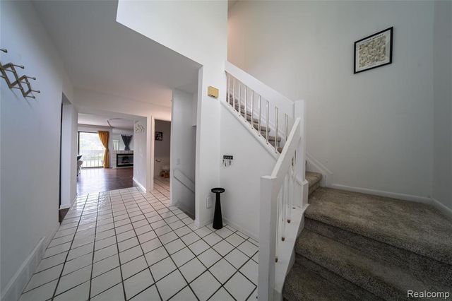 5590 Hillcrest Circle, West Bloomfield, MI 48322