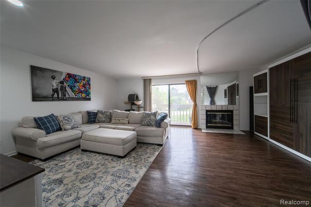 5590 Hillcrest Circle, West Bloomfield, MI 48322