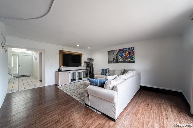5590 Hillcrest Circle, West Bloomfield, MI 48322