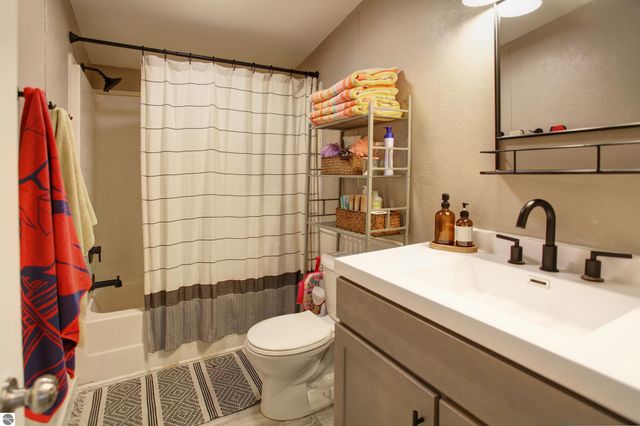 1953 E Brentwood Street, Grawn, MI 49637