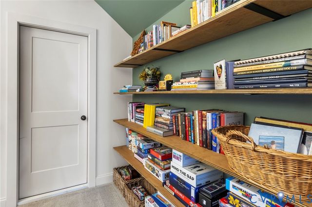 17318 Otter Dr, Moseley, VA 23120