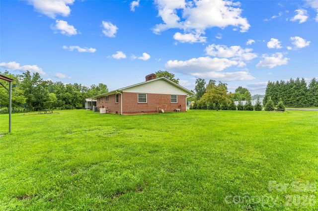 8647 US 221 Highway N, Marion, NC 28752