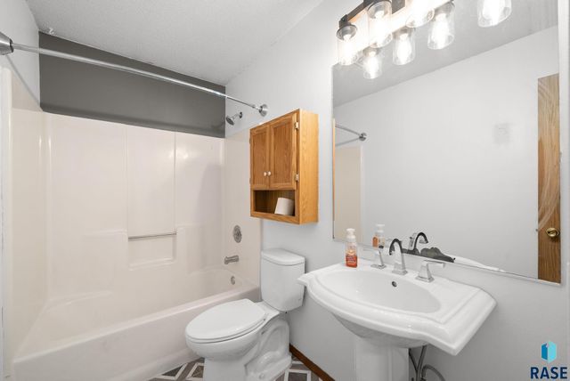813 E Elm St Street, Harrisburg, SD 57032