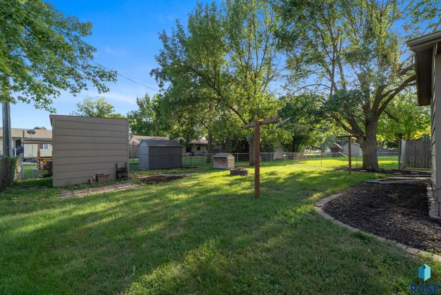 813 E Elm St Street, Harrisburg, SD 57032