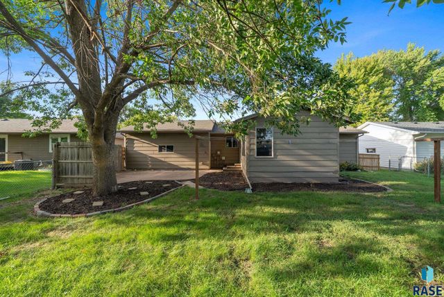 813 E Elm St Street, Harrisburg, SD 57032