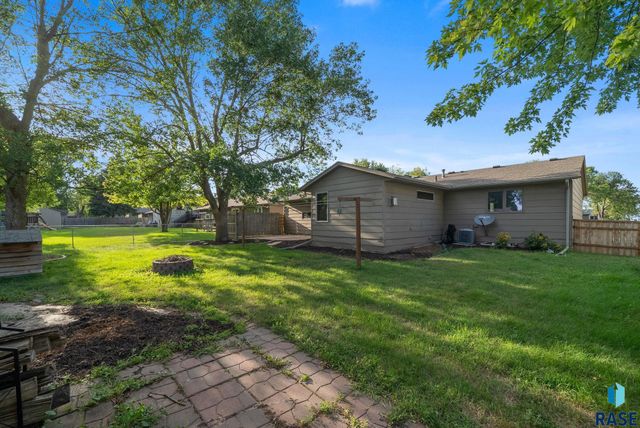 813 E Elm St Street, Harrisburg, SD 57032