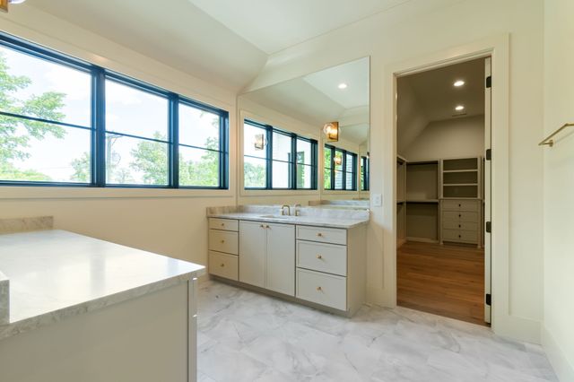 1135 Duncanwood Dr, Nashville, TN 37204