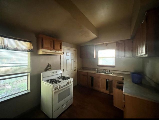 320 NW 9th St, Paris, TX 75460