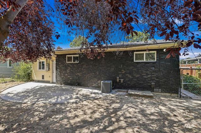 526 W Almond, Nampa, ID 83686