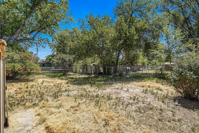 526 W Almond, Nampa, ID 83686