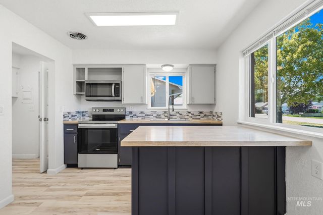 526 W Almond, Nampa, ID 83686