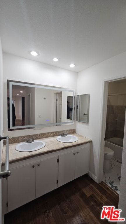 Image 21 of property listing at 1940 N Highland Avenue 59, Los Angeles, CA 90068