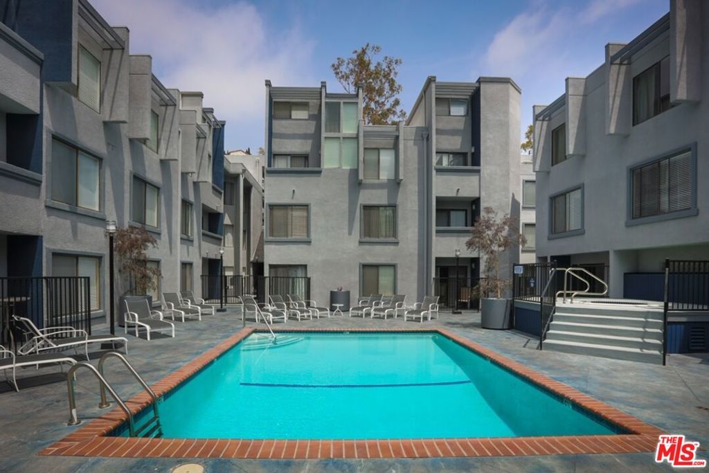 Image 32 of property listing at 1940 N Highland Avenue 59, Los Angeles, CA 90068
