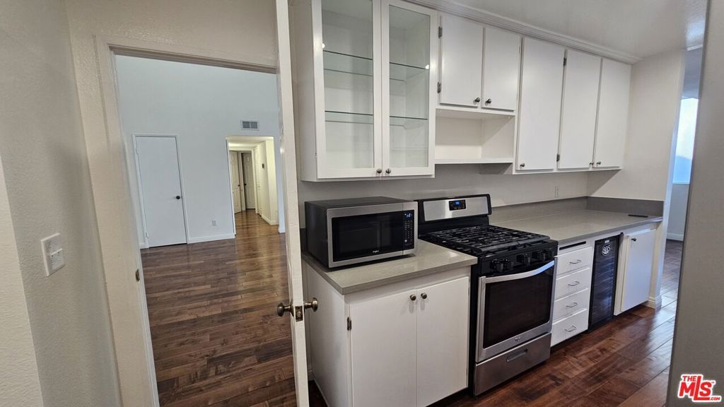 Image 6 of property listing at 1940 N Highland Avenue 59, Los Angeles, CA 90068