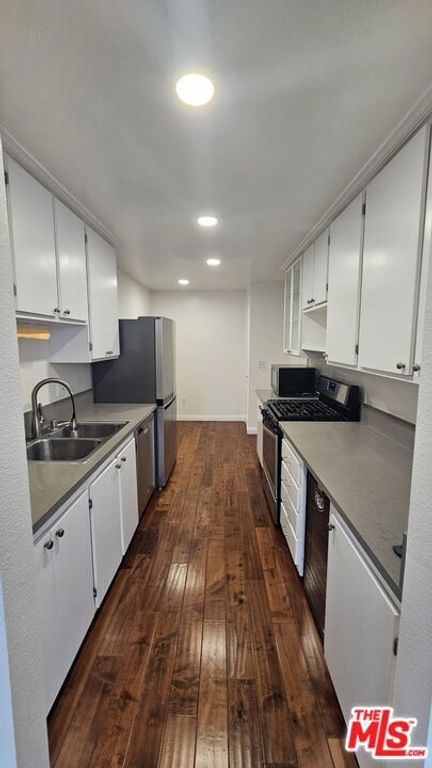 Image 7 of property listing at 1940 N Highland Avenue 59, Los Angeles, CA 90068