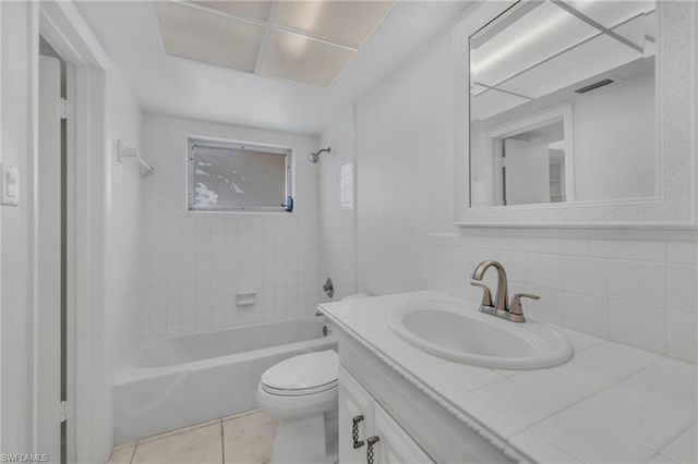 656 Binnacle DR, Naples, FL 34103