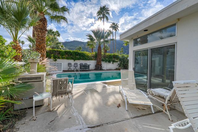 866 N Topaz Circle, Palm Springs, CA 92262