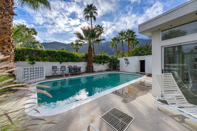 866 N Topaz Circle, Palm Springs, CA 92262