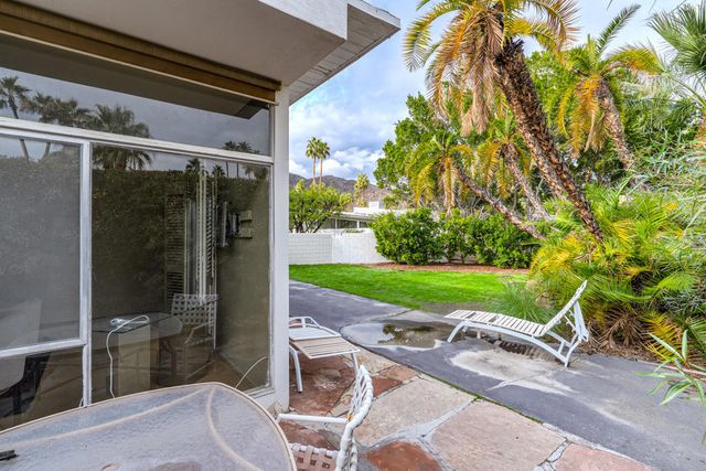 866 N Topaz Circle, Palm Springs, CA 92262