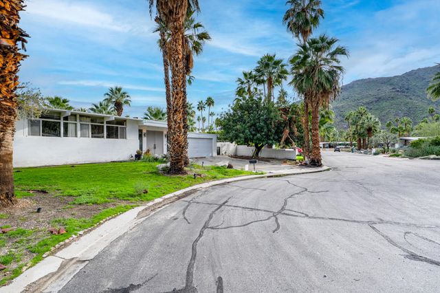 866 N Topaz Circle, Palm Springs, CA 92262
