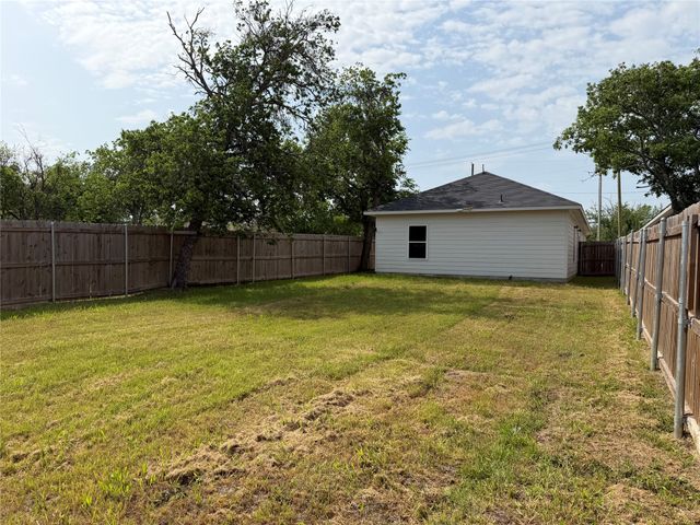 202 E Henderson Street, Itasca, TX 76055