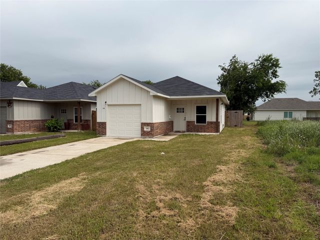 202 E Henderson Street, Itasca, TX 76055