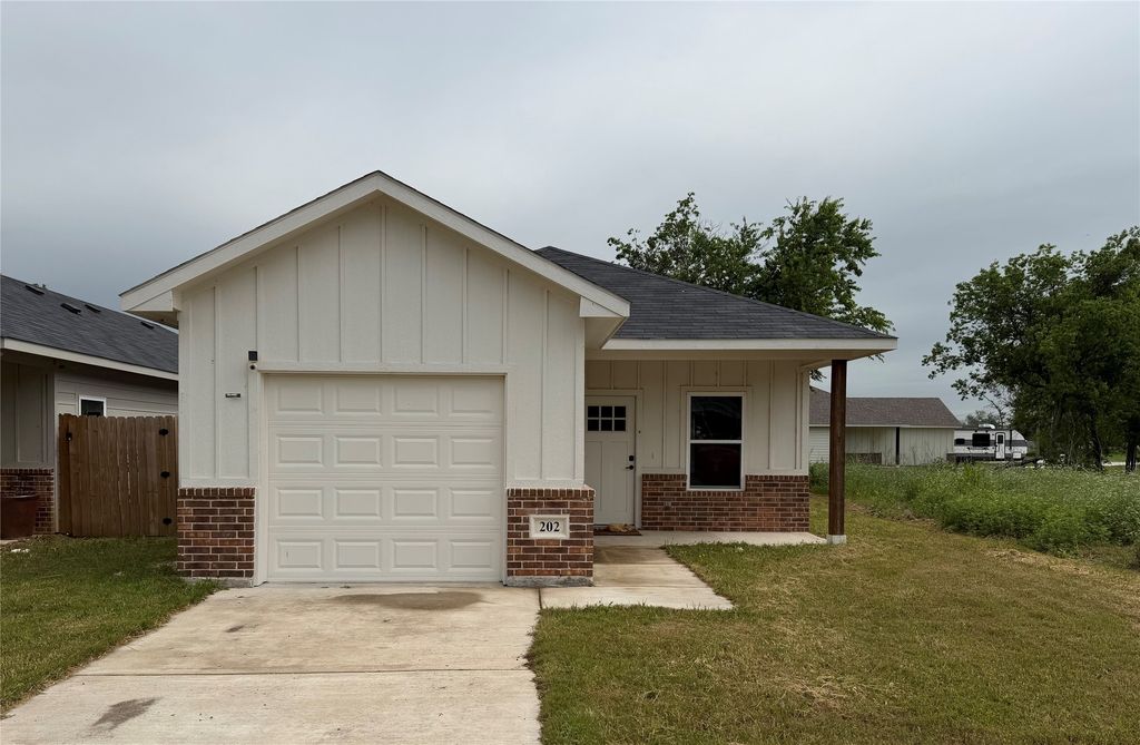 202 E Henderson Street, Itasca, TX 76055
