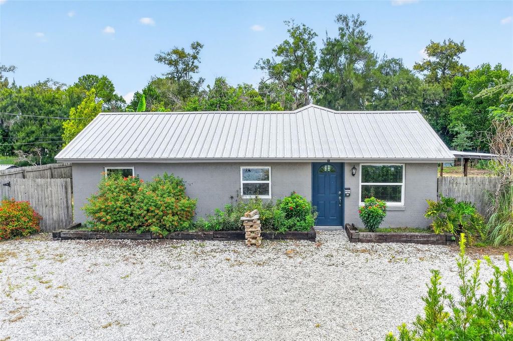 Image 1 of property listing at 1111 DORA AVENUE, Tavares, FL 32778
