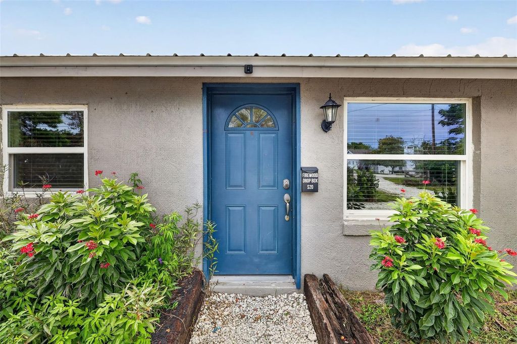Image 2 of property listing at 1111 DORA AVENUE, Tavares, FL 32778