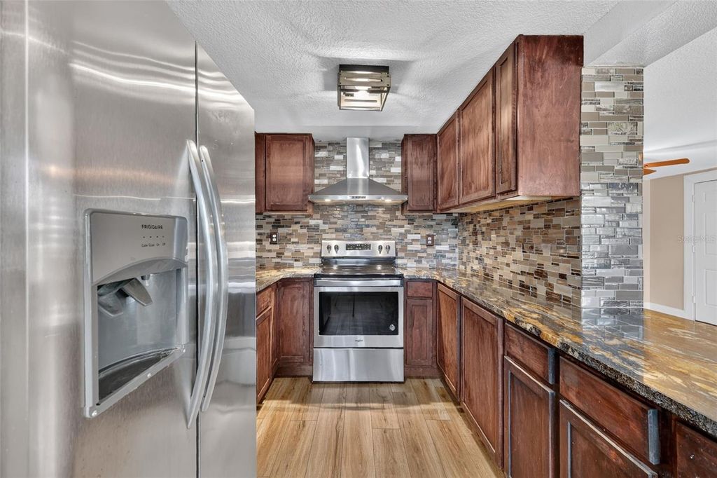 Image 11 of property listing at 1111 DORA AVENUE, Tavares, FL 32778