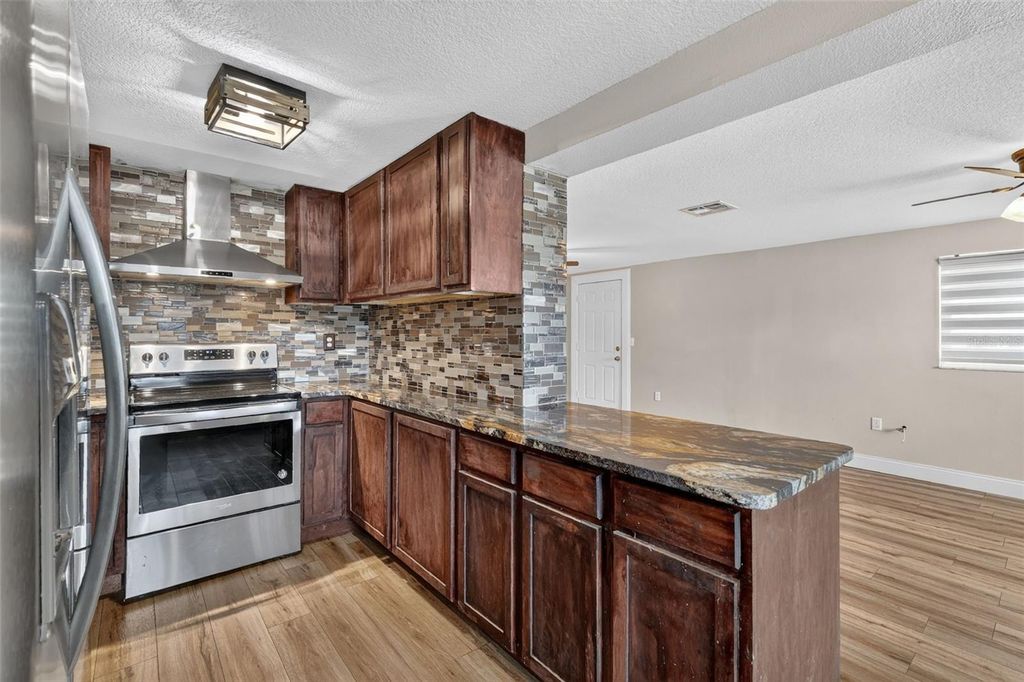 Image 12 of property listing at 1111 DORA AVENUE, Tavares, FL 32778