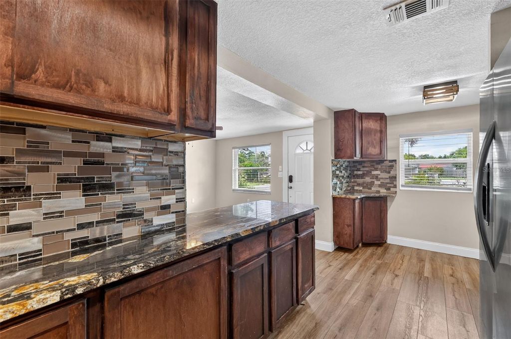 Image 13 of property listing at 1111 DORA AVENUE, Tavares, FL 32778