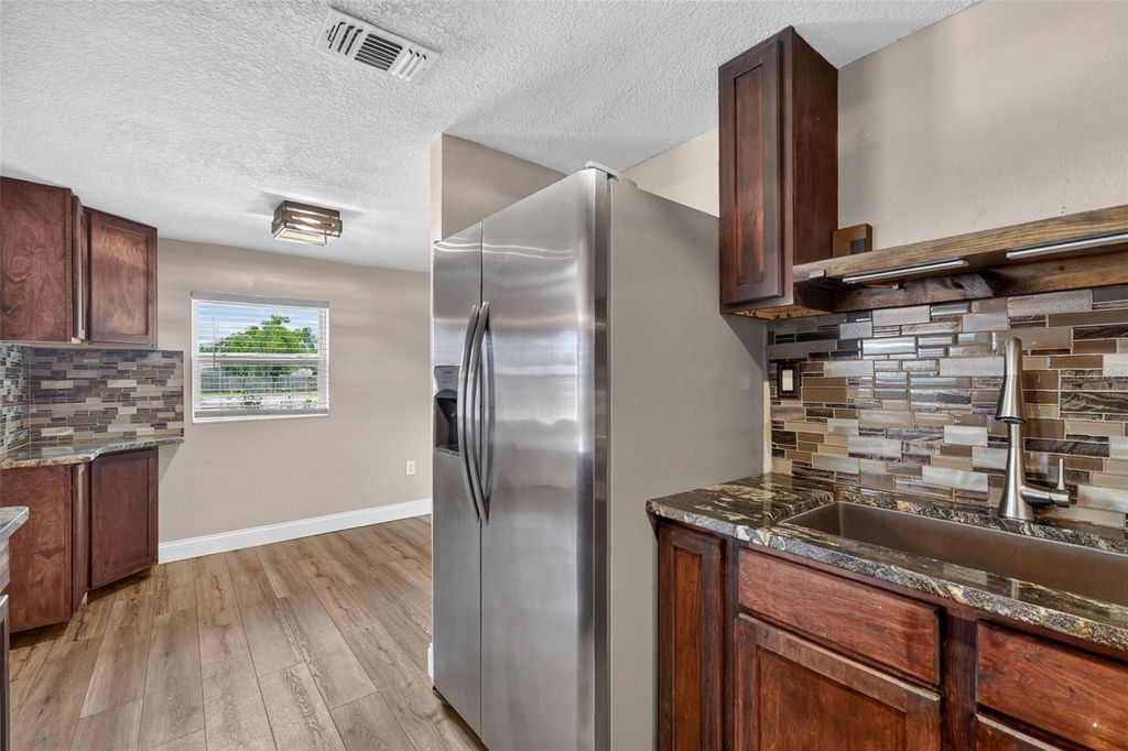 Image 14 of property listing at 1111 DORA AVENUE, Tavares, FL 32778