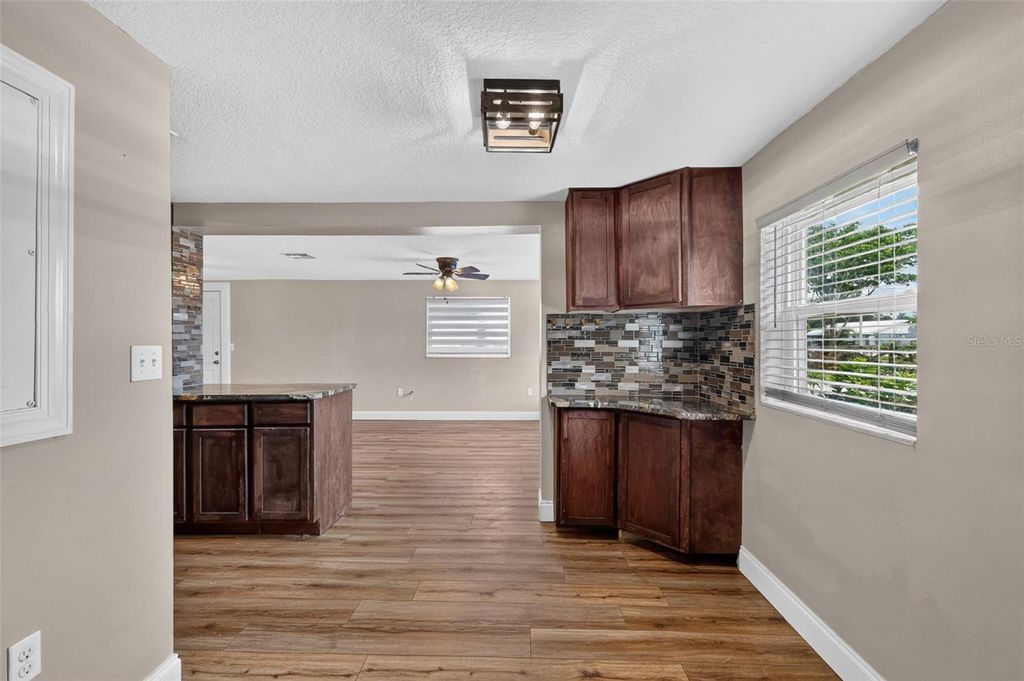 Image 16 of property listing at 1111 DORA AVENUE, Tavares, FL 32778