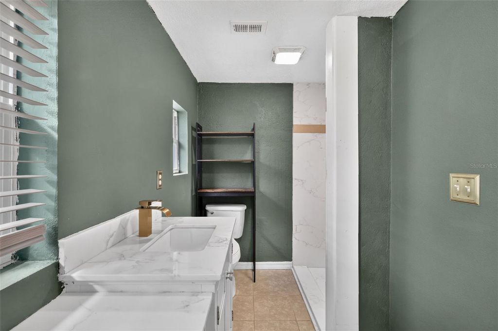 Image 19 of property listing at 1111 DORA AVENUE, Tavares, FL 32778
