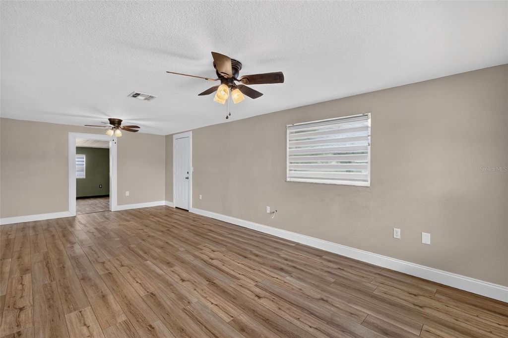 Image 3 of property listing at 1111 DORA AVENUE, Tavares, FL 32778