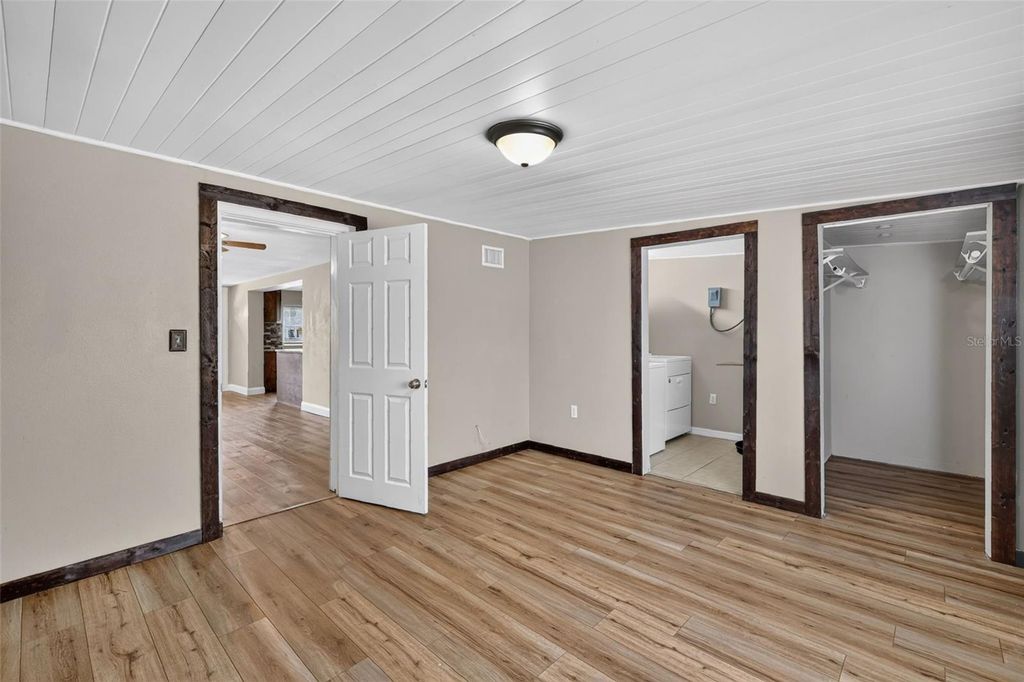 Image 22 of property listing at 1111 DORA AVENUE, Tavares, FL 32778
