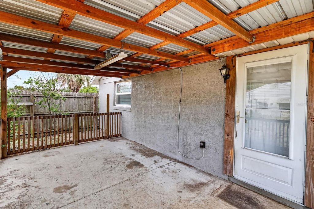 Image 25 of property listing at 1111 DORA AVENUE, Tavares, FL 32778