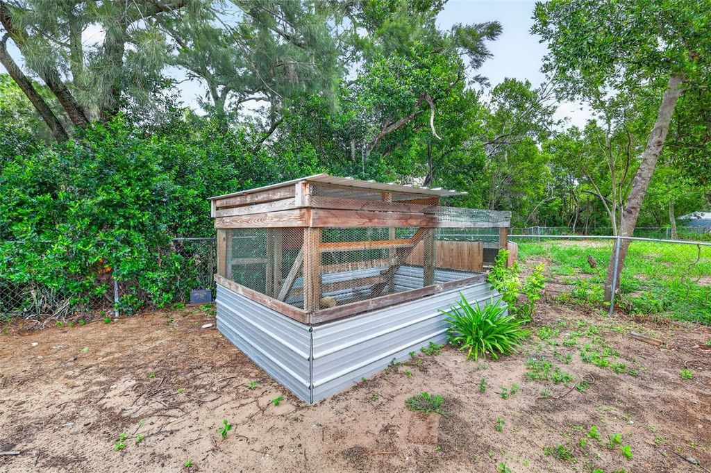 Image 27 of property listing at 1111 DORA AVENUE, Tavares, FL 32778