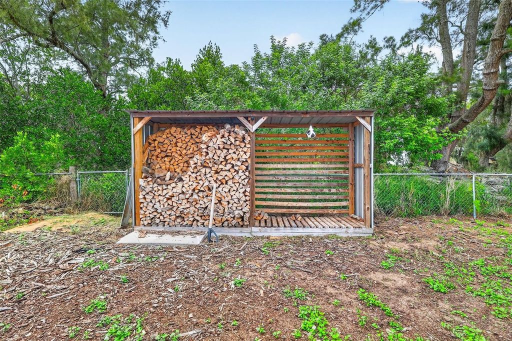 Image 28 of property listing at 1111 DORA AVENUE, Tavares, FL 32778