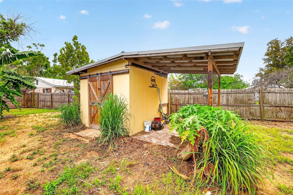 Image 30 of property listing at 1111 DORA AVENUE, Tavares, FL 32778
