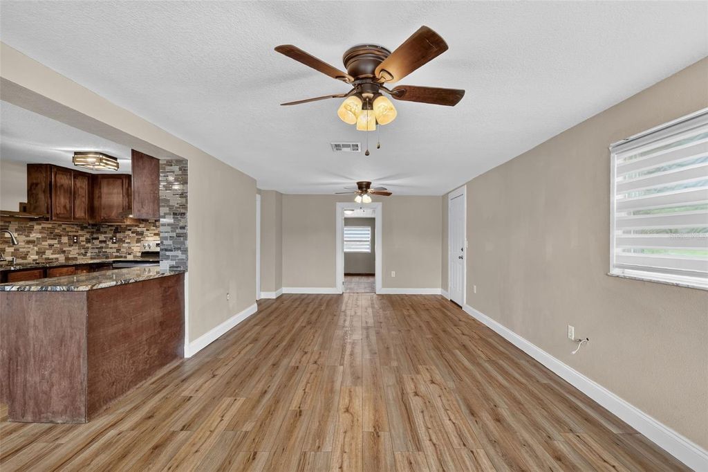 Image 4 of property listing at 1111 DORA AVENUE, Tavares, FL 32778