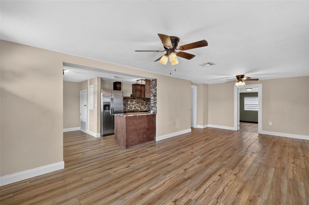 Image 5 of property listing at 1111 DORA AVENUE, Tavares, FL 32778