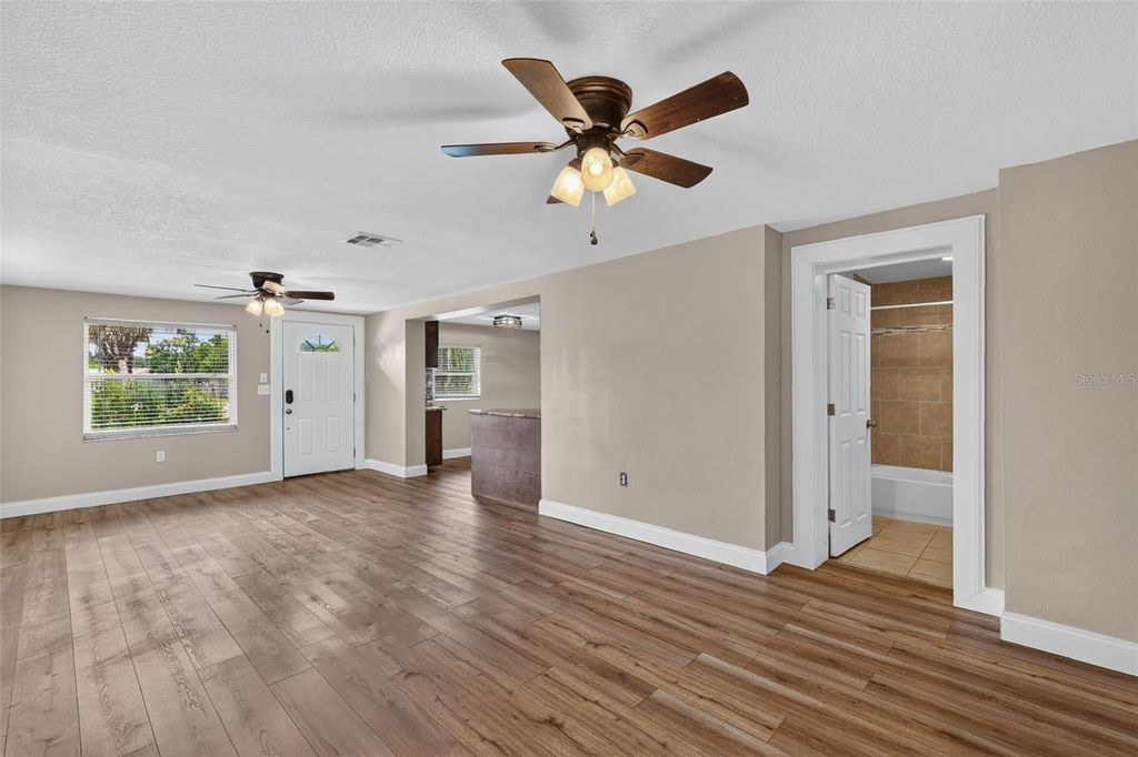 Image 6 of property listing at 1111 DORA AVENUE, Tavares, FL 32778