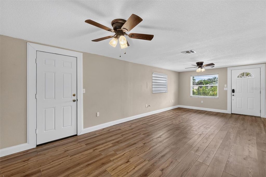 Image 8 of property listing at 1111 DORA AVENUE, Tavares, FL 32778