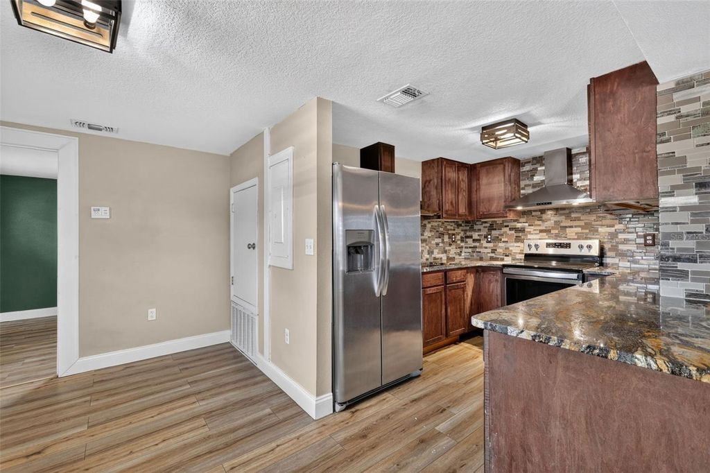 Image 9 of property listing at 1111 DORA AVENUE, Tavares, FL 32778