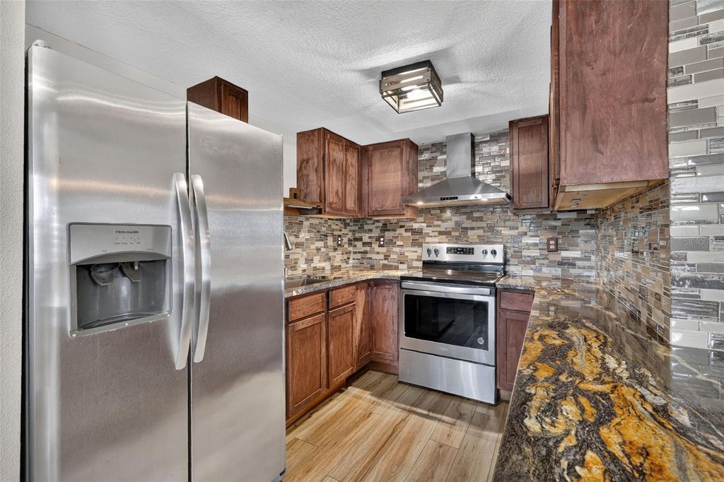 Image 10 of property listing at 1111 DORA AVENUE, Tavares, FL 32778