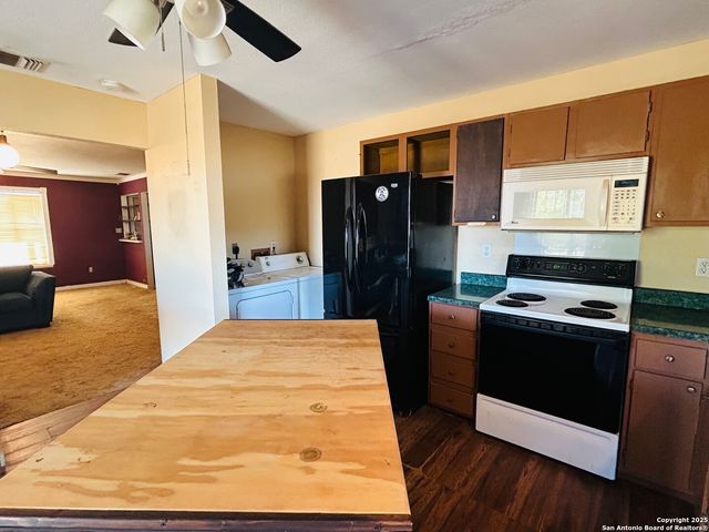 406 Hernandez, Poteet, TX 78065