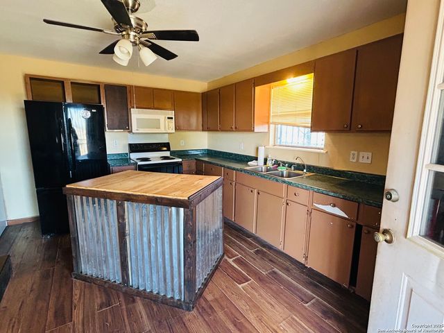 406 Hernandez, Poteet, TX 78065