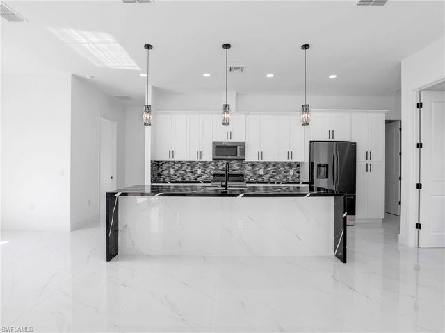 2221 Robert AVE, Alva, FL 33920